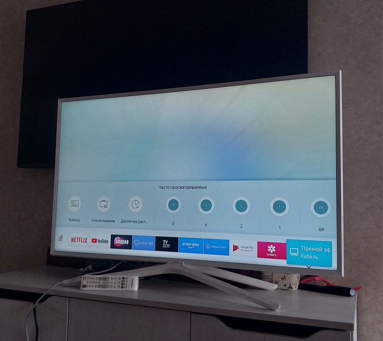 Белый смарт телевизор Samsung 109см.