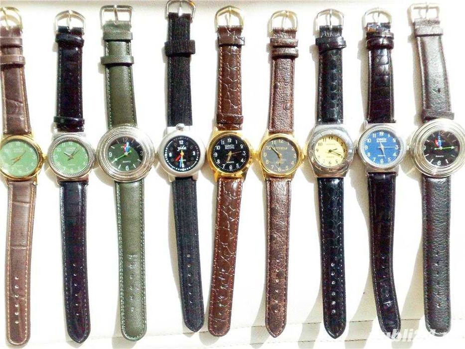 Ceas de mana Boy London electronic bratara metal imitatie argint. Pret 50 lei. Ceas de mana electronic Force cu bratara metal scurea piele. Pret 10lei