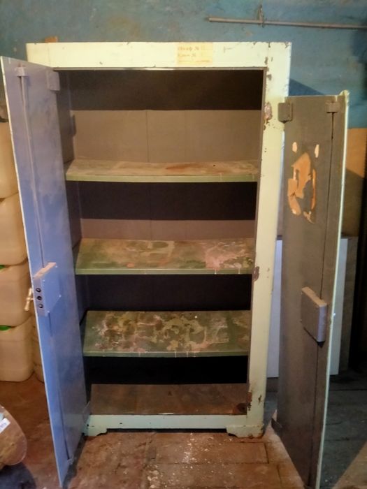 Шкаф железный двухстворчатый