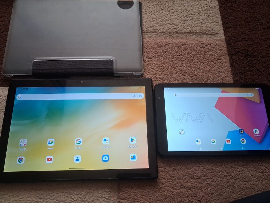 Vand: 2 tablete perfect funcționale, una cu husă + pix Zoopie nou.