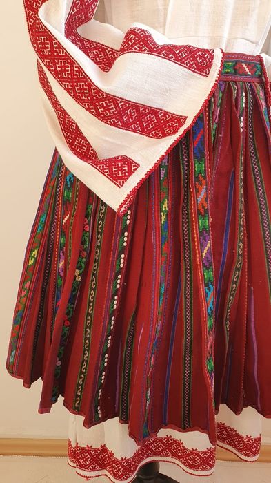 Costum popular (ie/camasa, valnic/fota/catrinta/opreg)