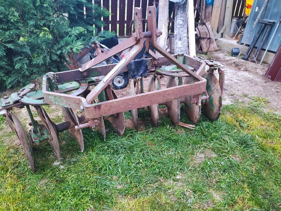 Disc agricol cu ridicare in tiranți