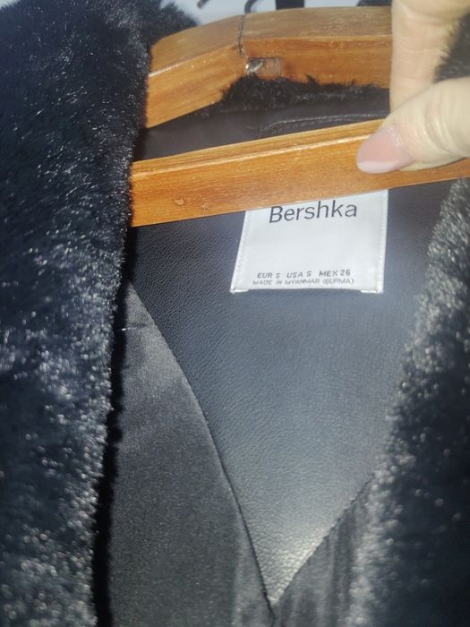 Продаётся  новый кожаный плащ с мехом.