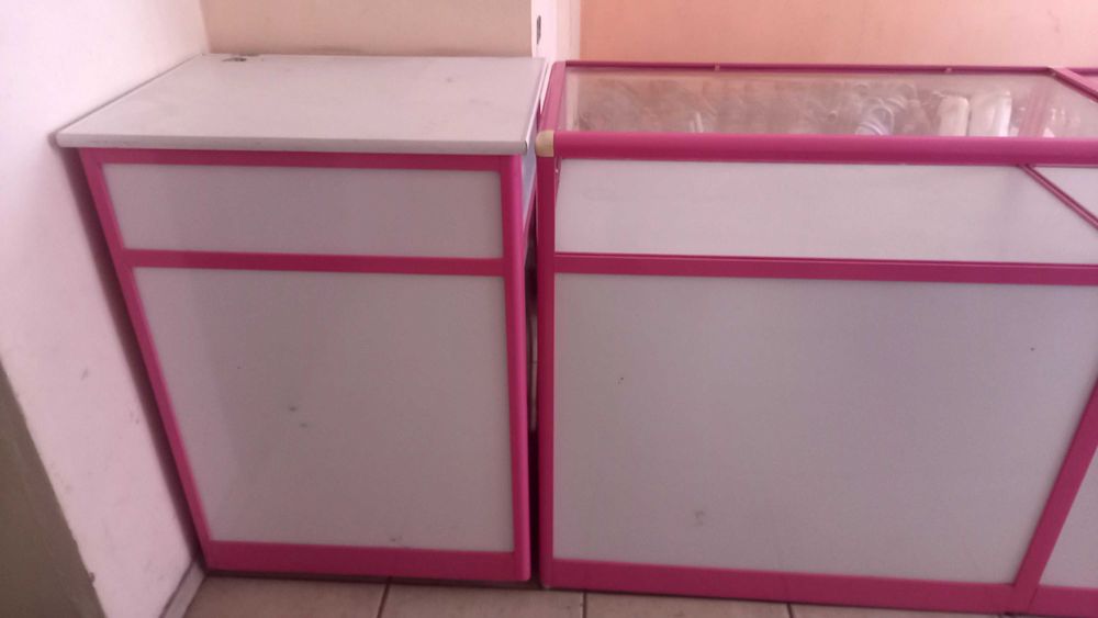 продам торговую мебель дешево.