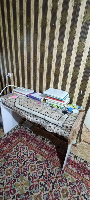 Стол У меня есть стол и стулья.