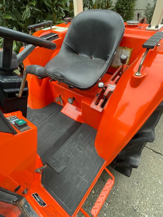 Tractor japonez Kubota-Hinomoto  24-CP
