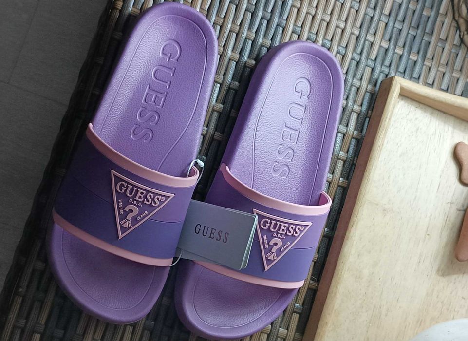 Нови чехли Guess