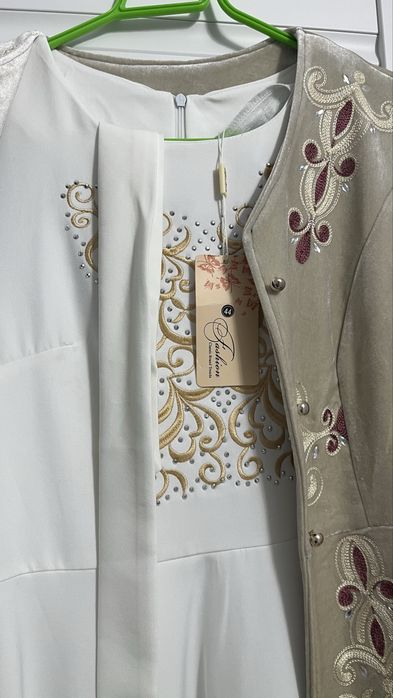 Белое платье с жакетом