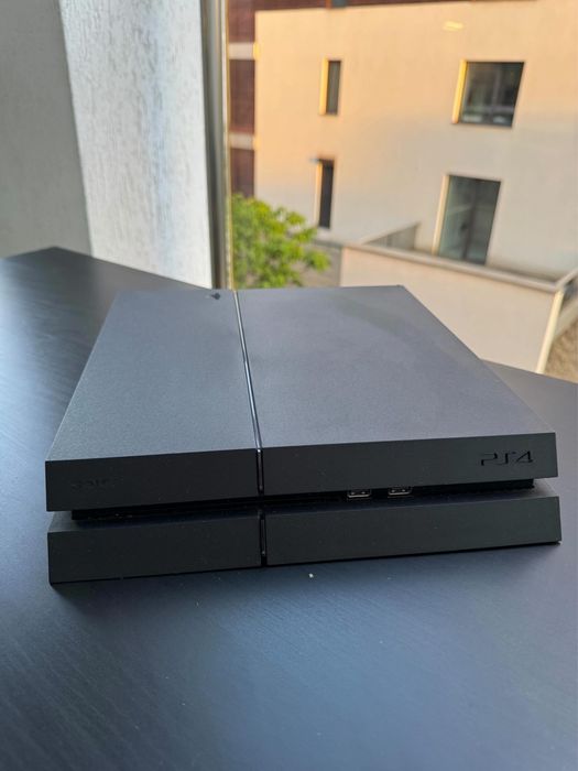Playstation 4 + 2 контролера и 2 игри