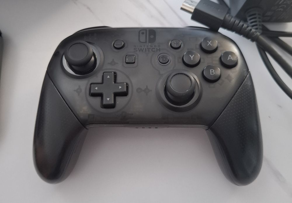 Nintendo switch + 2 джойстика + 8 игри