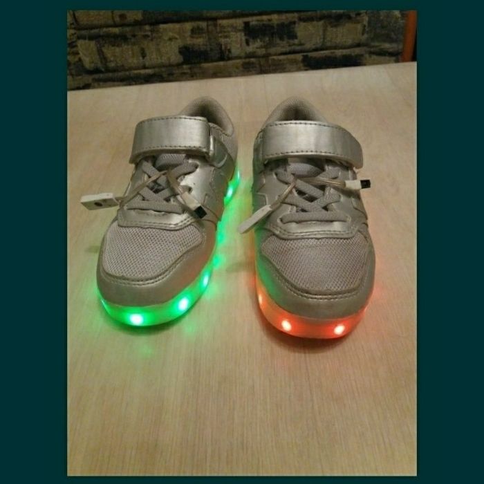 Продаются детские кроссовки