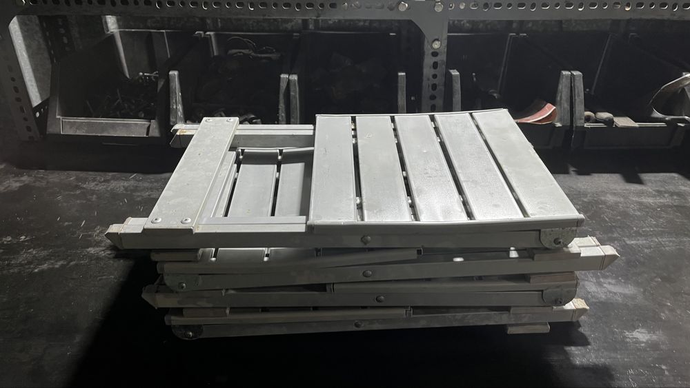 Складные стол и стулья