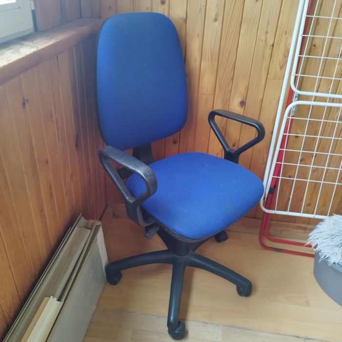 Въртящ се офис стол