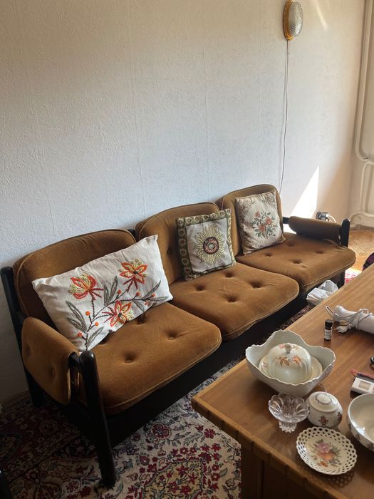 Диван, фотьойли, табуретки и ракла