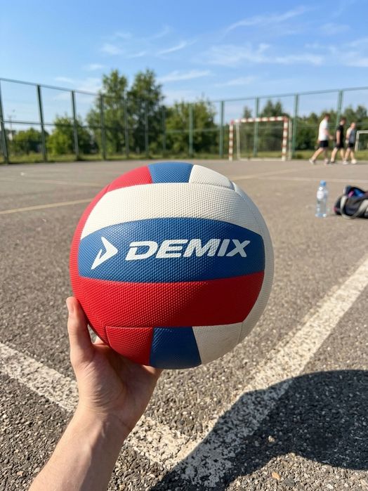 Продам проф волейбольный мяч DEMIX