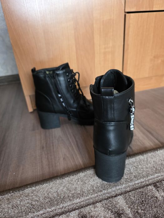 Продам ботинки новые
