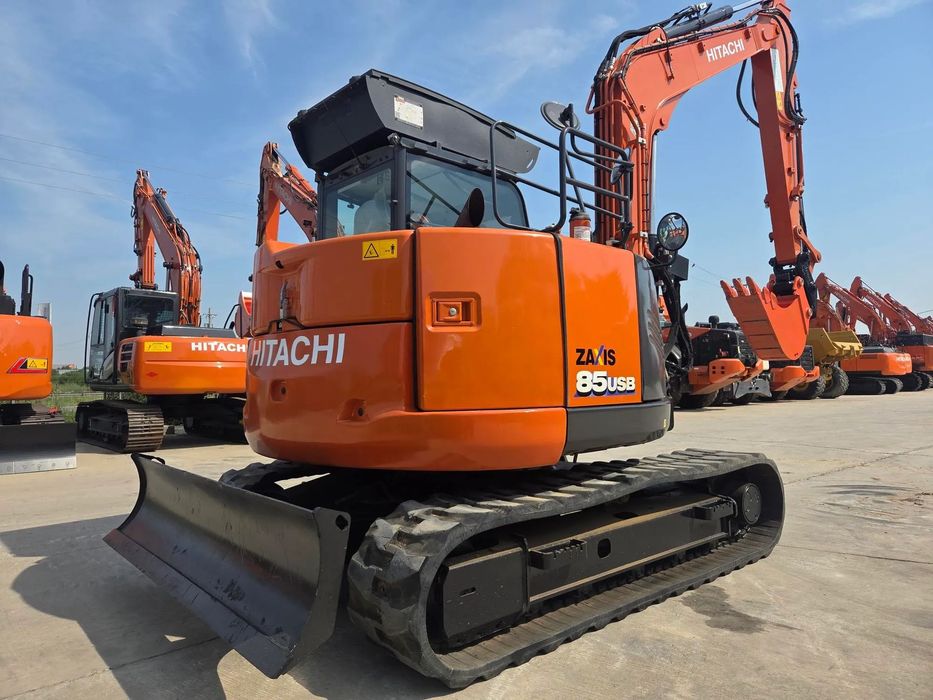 Hitachi ZX85, 8,65 tone, Ad sapare 5m, 2022, 2.427 ore, CUPLA RAPIDA HIDRAULICA+3 CUPE NOI, inst picon pe brate, latime 2,2m, senile cauciuc 90% ok, aer conditionat, computer, reviziile efectuate, ridica aprx 4 tone, leasing 4 ani, CA NOU-PROMOTIE 62.900