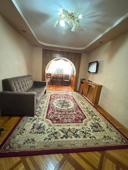 Метро Буюк ипак йули 
3/4/4 балкон 2#6 кирпич 
Комнаты разд 
83000$тор