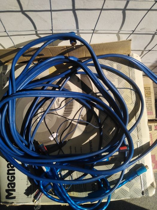 Усилвател, бас и кондензатор. Кар аудио