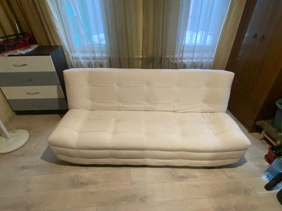 Диван бежевого цвета