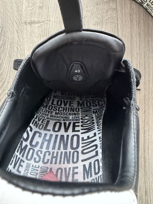 Сникърси Love Moschino
