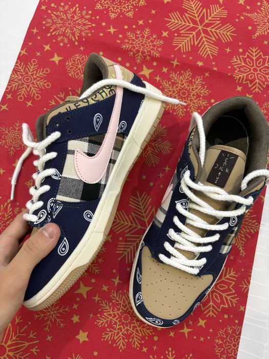 Adidasi nike dunk low travis scott