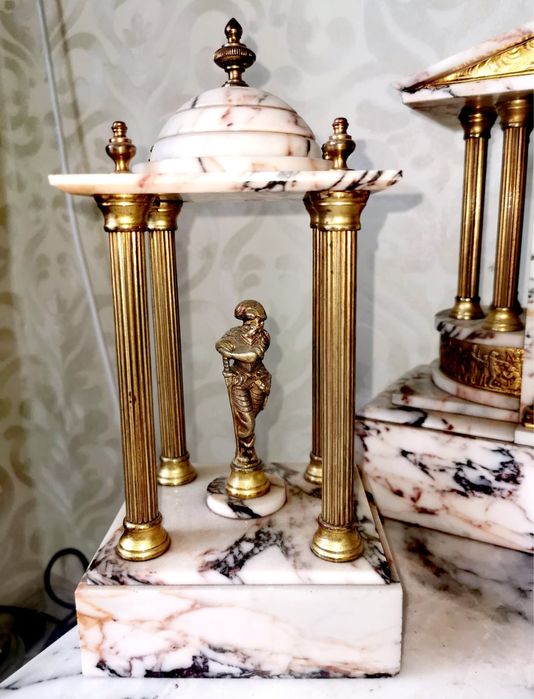 Антикватен мраморен часовник за камина от 3 части ,бял мрамор и бронз