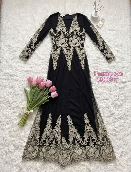 Кроссовки . Платья