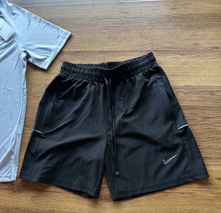 Мъжки къс екип Nike тениската е дишаща материя,панталонките са шушлекови