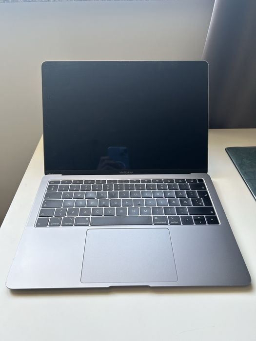MacBook Air 2019 – defect display, funcționează pe HDMI