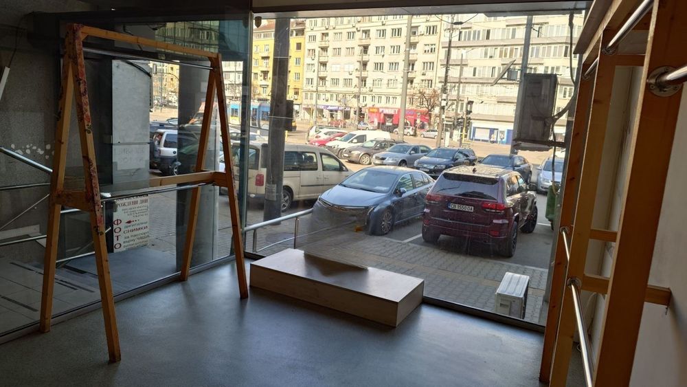 Луксозен магазин на пл. Македония – топ поток между спирки и офиси