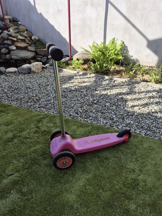 Vând motocicleta din plastic pentru copii, o trotinetă roz cu 3 roți și un skateboard