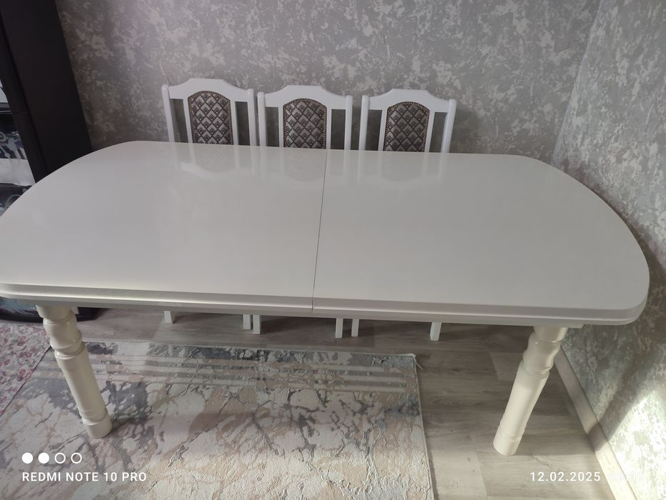 Продам стол в гостинную 2 метра длина ширина 1 м,раздвигается до 2,5 м