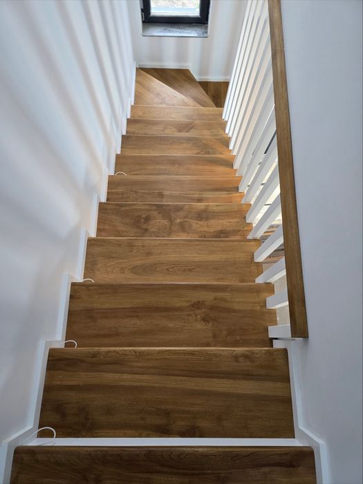 Scări din lemn masiv PRODUCATOR