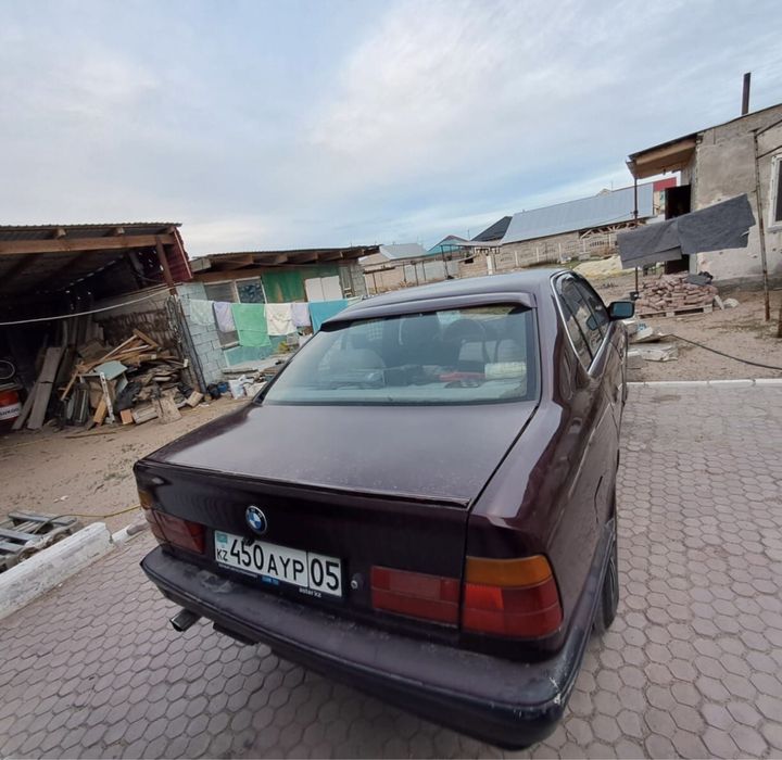 Автомобиль БМВ е34