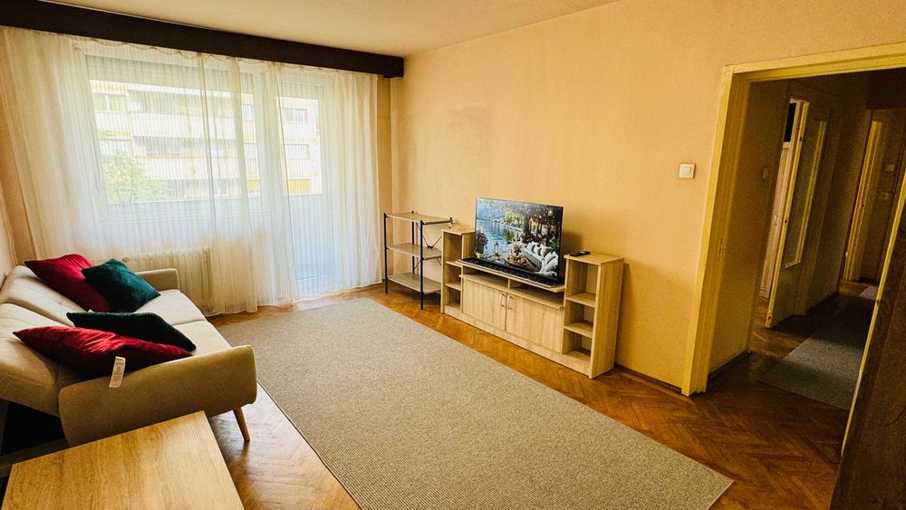 Inchiriez apartament 3 camere, decomandat, ultracentral, etaj 3/10 Bd. Magheru Oradea