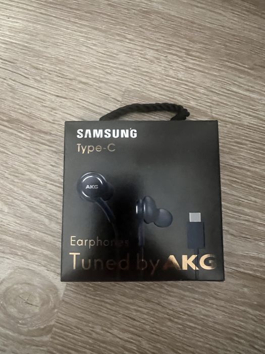 Качествени слушалки на Самсунг и AKG
