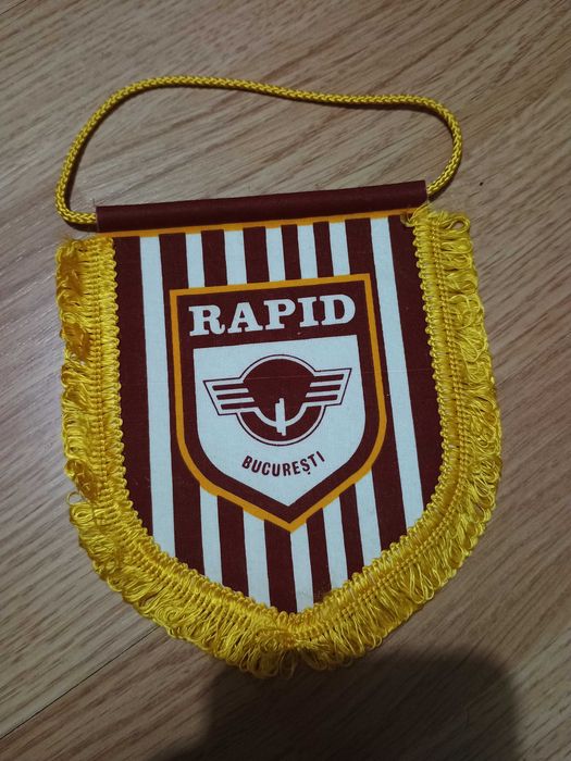 Vand fanioane, embleme, insigne RAPID BUCURESTI, anii 80, de colectie!