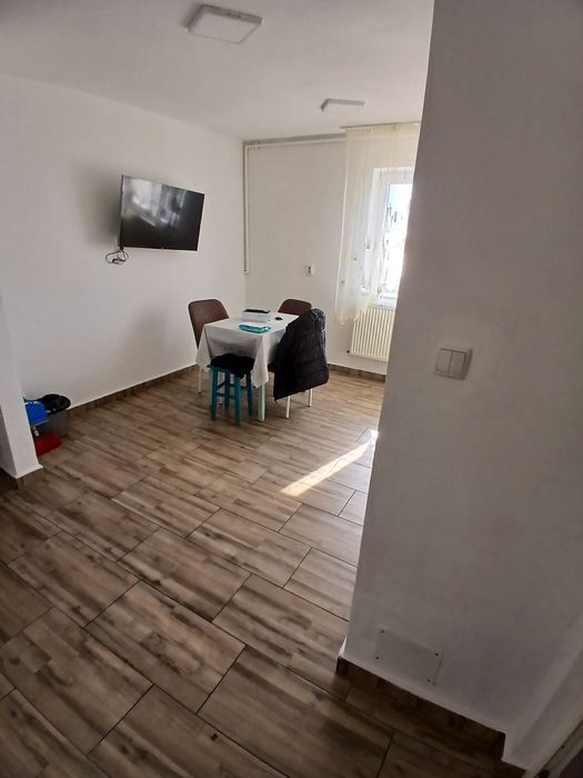 Apartament semidecomandat etaj 1
