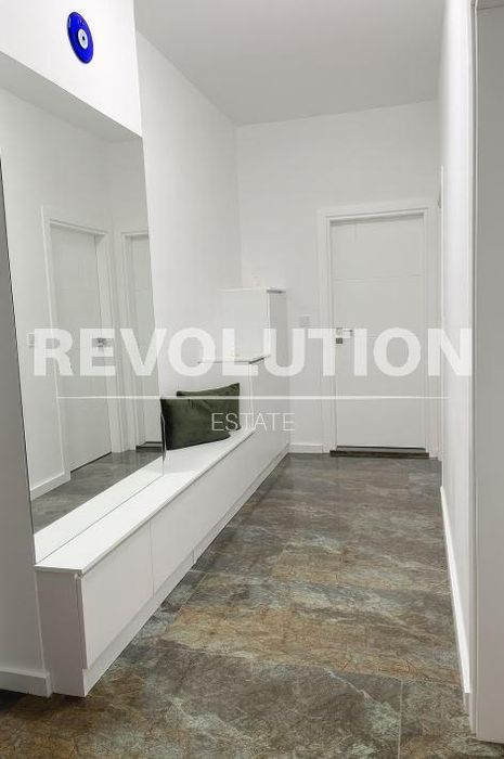 Тристаен апартамент в района на Галата!