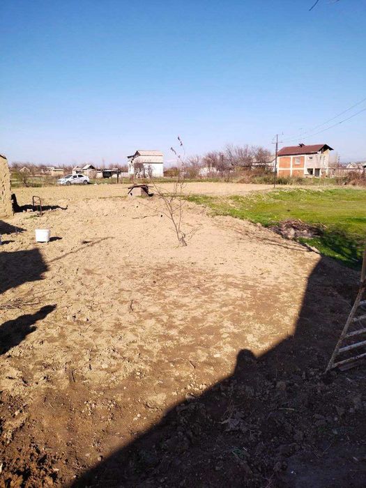 Dala hovli sotiladi. Продается дачный участок.