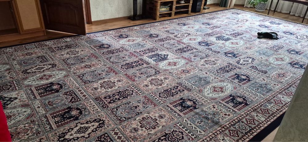 Ковёр пройзводства Турция в отличном состоянии