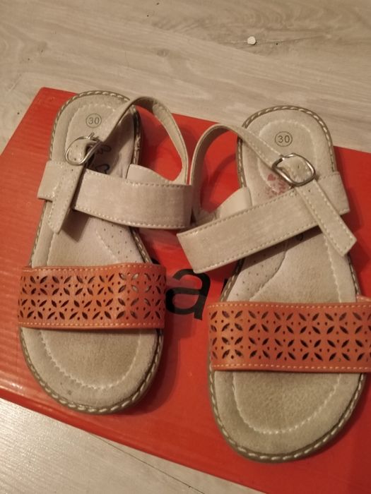 Продам сандали на девочку