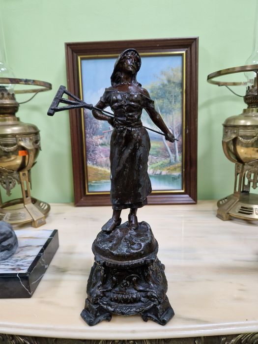 Красива антикварна френска фигура статуетка