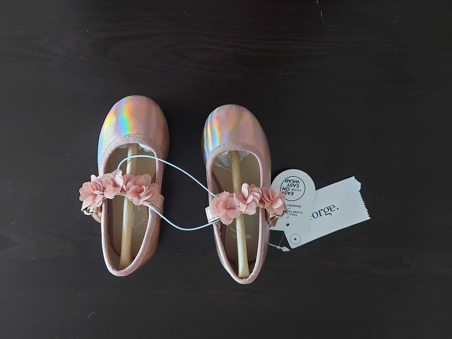 Детски розови обувки