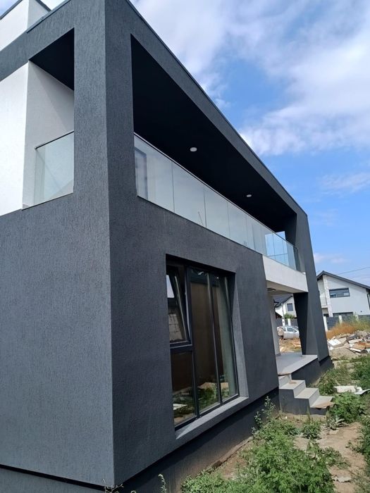 Balustrada din sticla securizata fixata in profil menghina