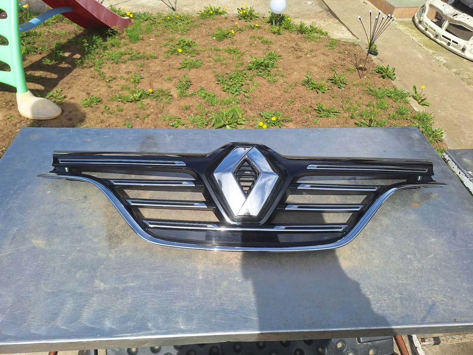 Grila centrala Bara Fata Renault Megan 4