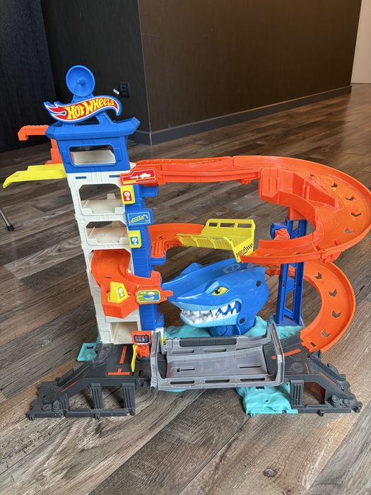 Hot Wheels Attacking Shark Escape Playset