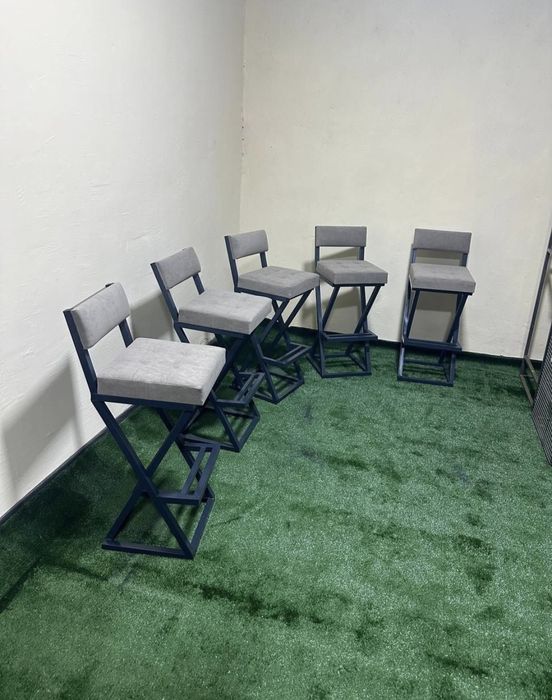 Барных стульев в стиле лофт металлическим каркасом с мягкими сиденьями