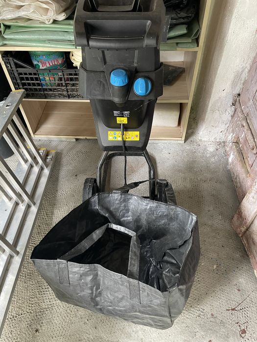 Tocator crengi sau resturi vegetale